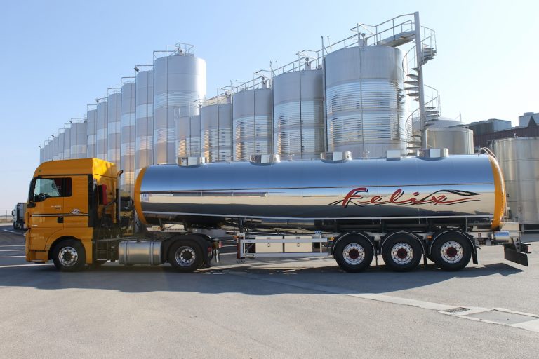 Llevan 50.000 litros de agua con camiones cisterna a dos municipios de Sevilla
