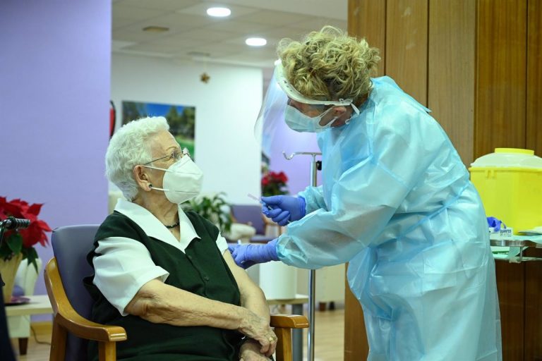 A quién le toca ponerse la vacuna del Covid en enero