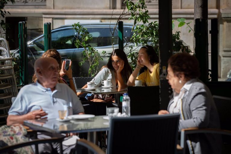 Cataluña limita la apertura de bares a desayunos y comidas