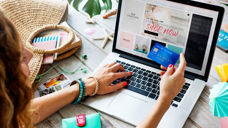 El gasto ‘online’ se sitúa en 2.103 euros este año, similar al de 2019