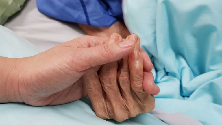 SECPAL y AECPAL avisan que dignidad al final de la vida es «mucho más» que el derecho a morir