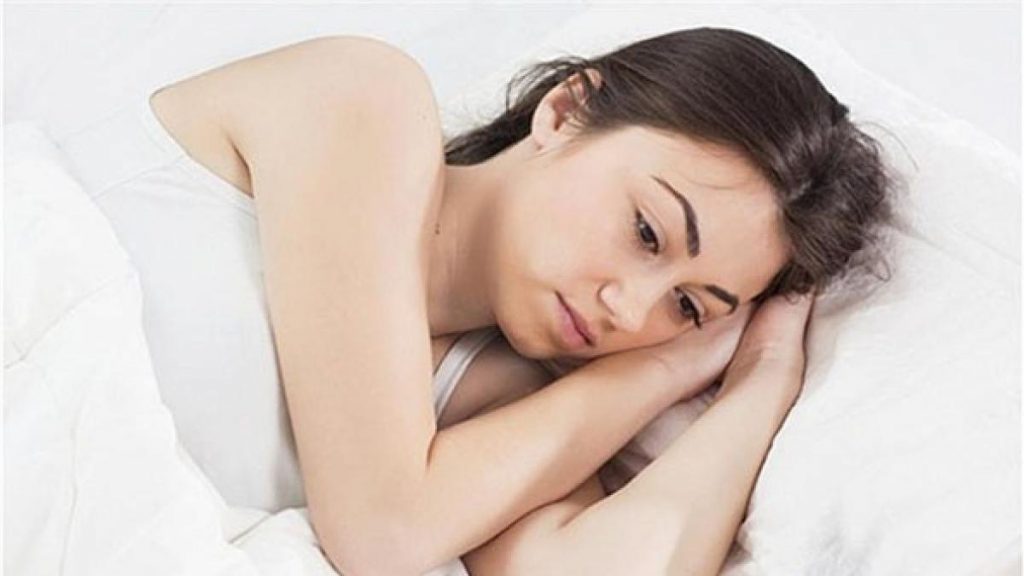 Tu dieta está bien: Hábitos nocturnos que te hacen engordar mientras duermes