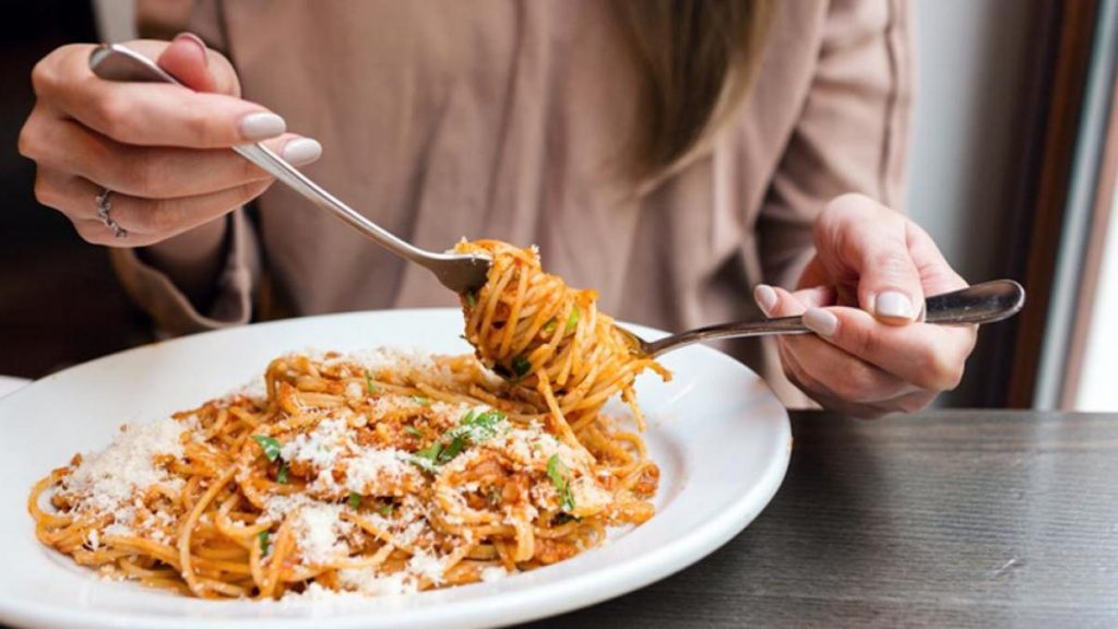 Tu Dieta Está Bien: Hábitos Nocturnos Que Te Hacen Engordar Mientras Duermes