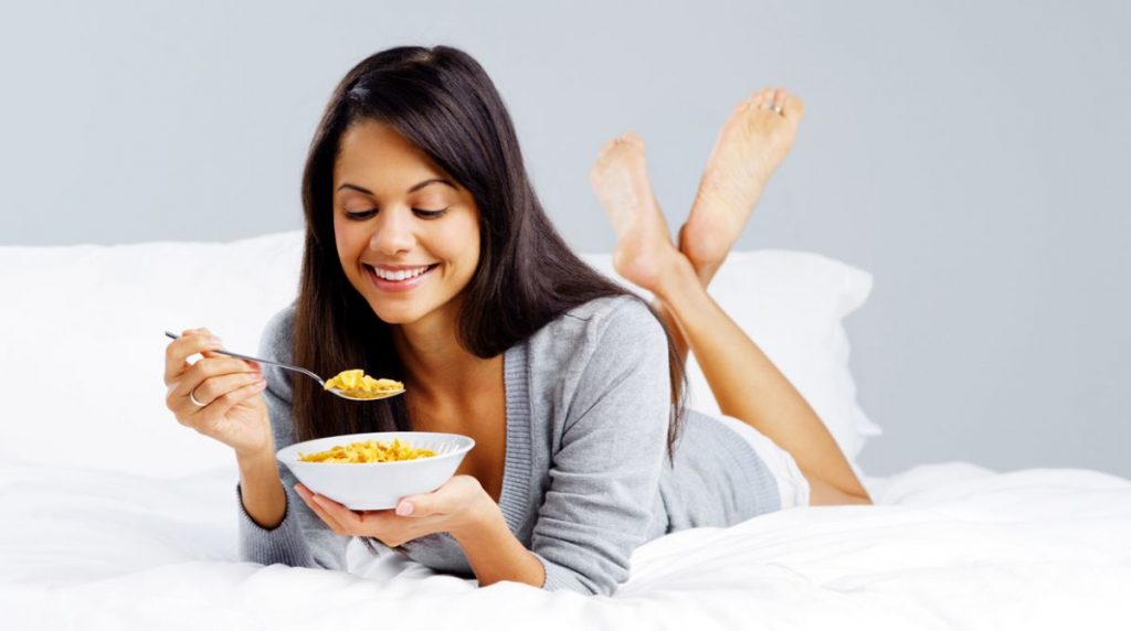 Tu Dieta Está Bien: Hábitos Nocturnos Que Te Hacen Engordar Mientras Duermes