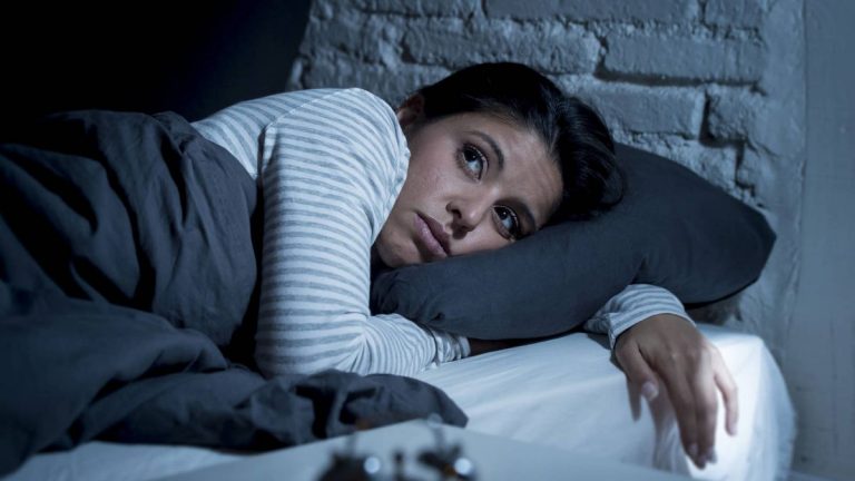Tu dieta está bien: Hábitos nocturnos que te hacen engordar mientras duermes