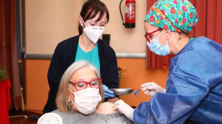 Emilia Nájera, de 80 años, la primera vacunada en Aragón