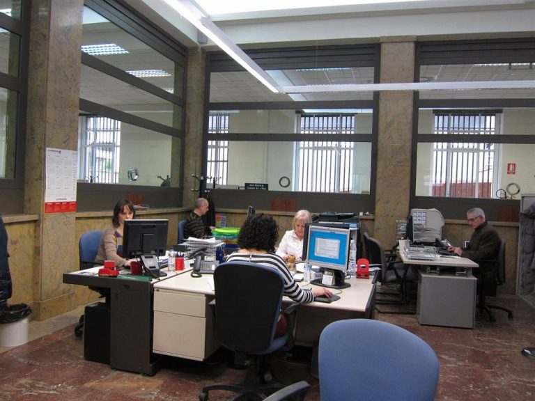 Ocho de cada diez empleados públicos trabaja en administraciones autonómicas y locales