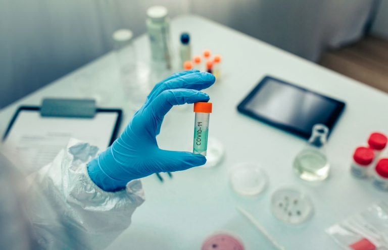 Los nuevos contagiados descienden en Euskadi a 509 y la tasa de positividad baja
