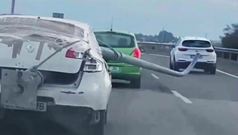 Localizan al conductor que llevaba una farola en el coche por una autovía