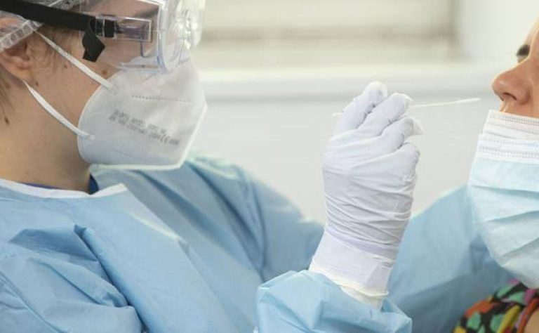 Los usuarios de residencias gallegas con covid bajan a 368
