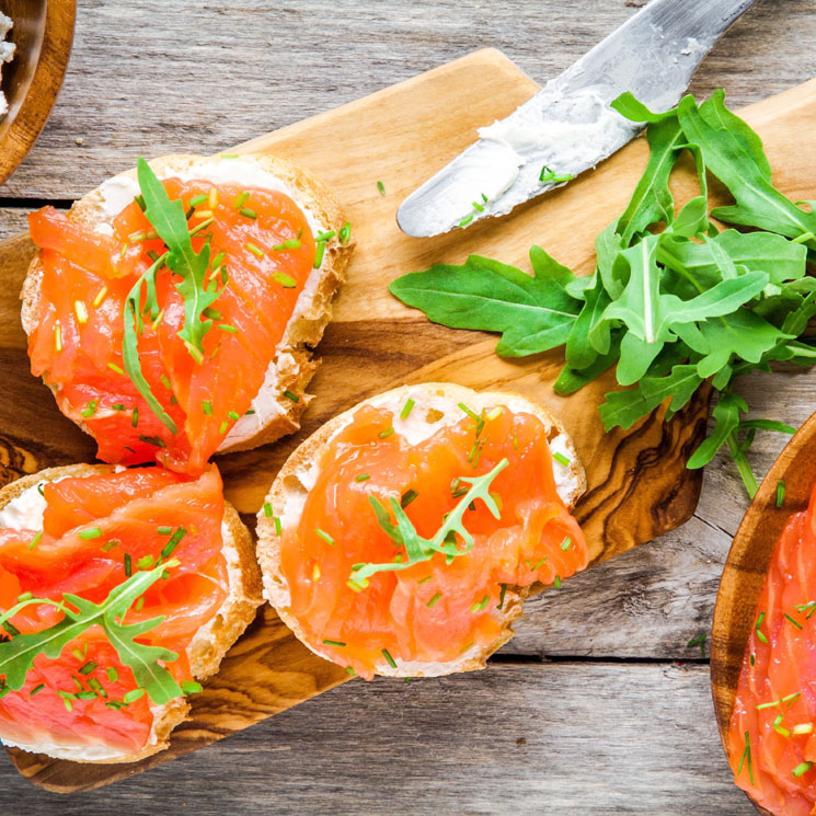 Canapés De Galleta Con Queso, Salmón Y Eneldo