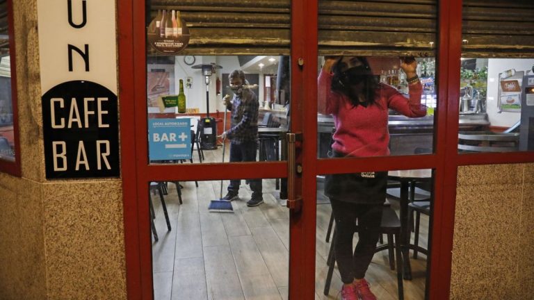 La hostelería reabre con límites en toda Galicia a partir del puente