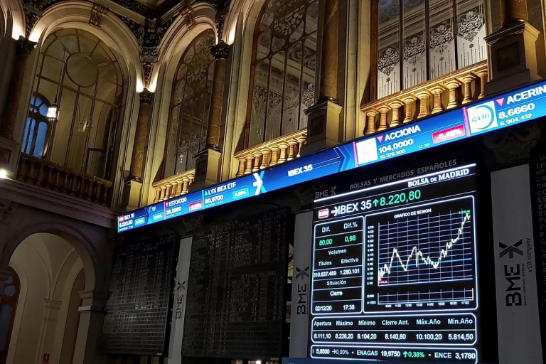 El Ibex 35 se tiñe de ‘rojo’ y pone en peligro los 8.000 puntos