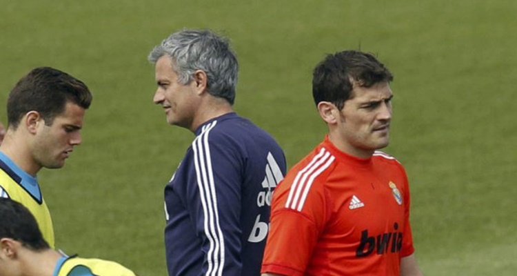 Iker Casillas Mou Colgar Las Alas