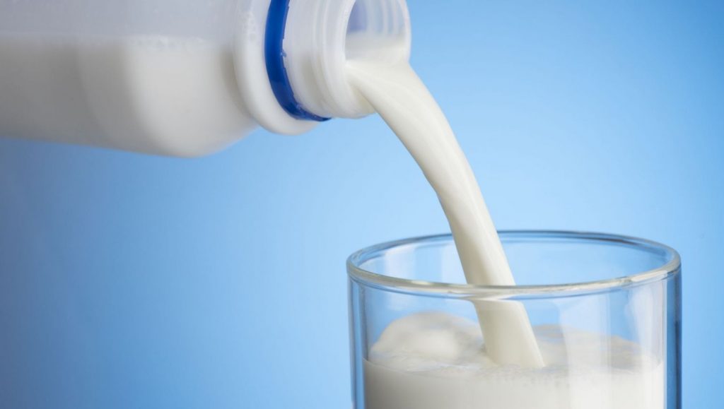 Se recomienda beber más de un litro de leche diario y menos de tres con esta dieta.