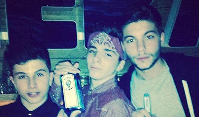 Rocco, Hijo De Madonna, Sostiene Una Botella De Alcohol. Hubiera Servido Las Copas En La Fiesta De Alejandro Sanz.