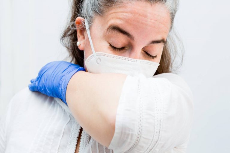 Veterano, de primera línea, con síntomas y una alta afectación, perfil del sanitario contagiado en primera ola