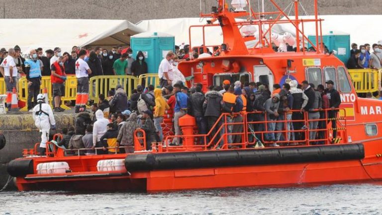 Navarra acogerá a 20 personas migrantes trasladadas desde Canarias