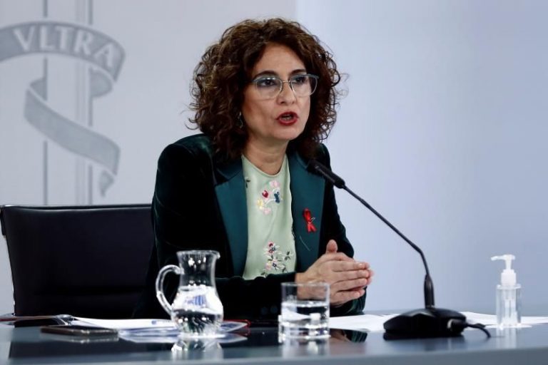 Montero dice que los PGE requieren la «altura de miras» que permitió la Constitución