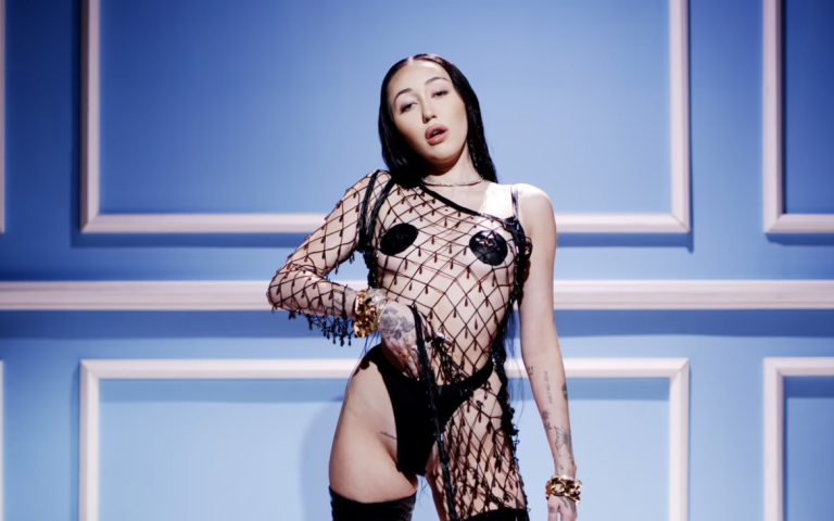 Noah Cyrus presenta ‘All three’, su sensual nuevo single
