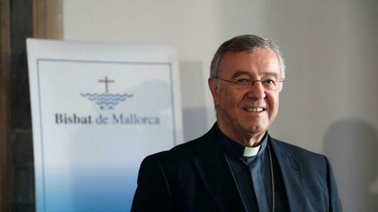 El obispo de Mallorca critica que el Gobierno «quiere recortar libertades»