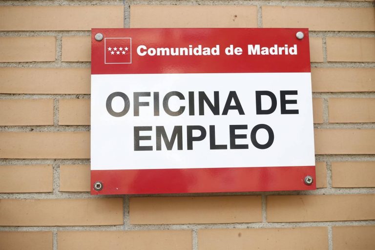 Los trabajadores afectados por despidos colectivos caen 71,5%