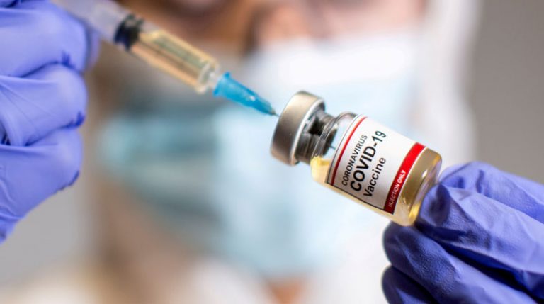 La OMS recomienda vacunar primero a sanitarios, mayores y personas en residencias