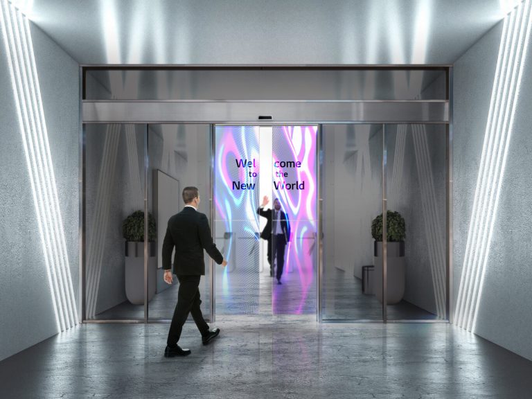 LG: Así son las teles OLED transparentes que se cuelgan en las puertas