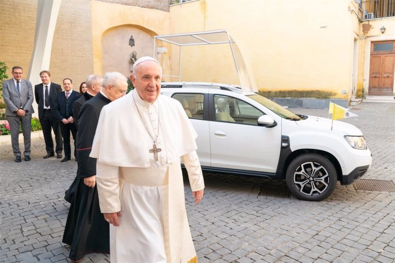 El Papa acude de incógnito a rezar a La Inmaculada en la plaza de España de Roma