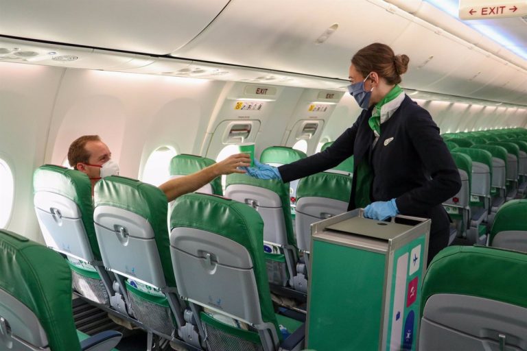Los usuarios de avión caen un 63,1% en octubre y los del AVE retroceden un 78,8%