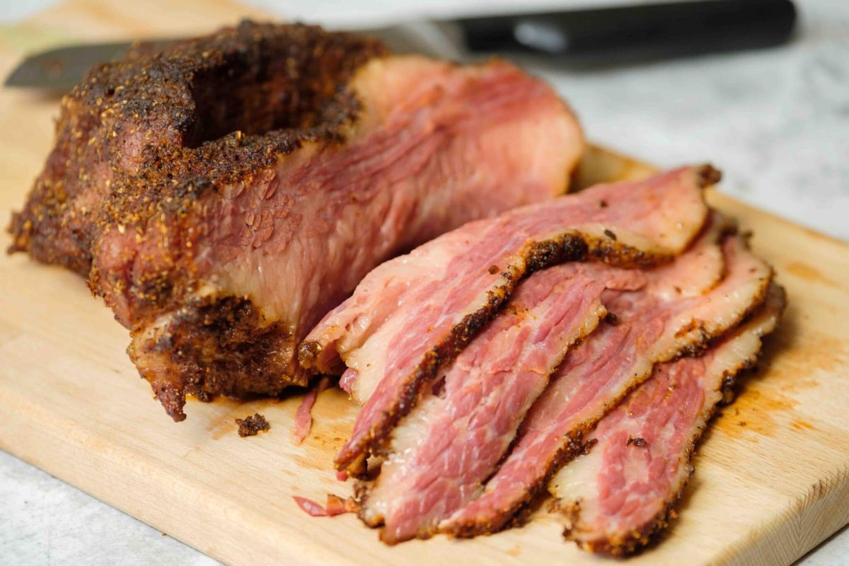 Qué es el pastrami descubre el origen de este delicioso alimento