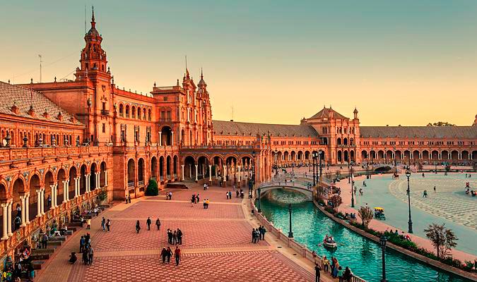 La Plaza De España En Sevilla, Una De Las Plazas Más Bonitas De España