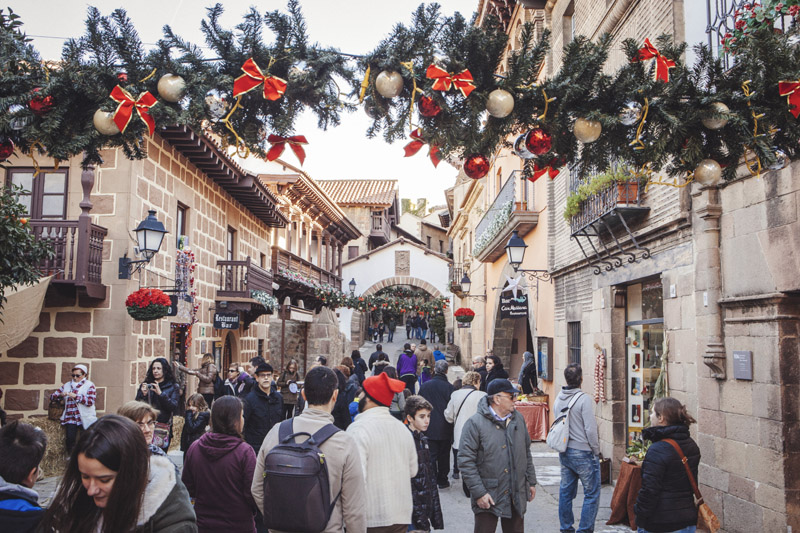 El Poble Espanyol Se Viste De Gala Para Navidad.