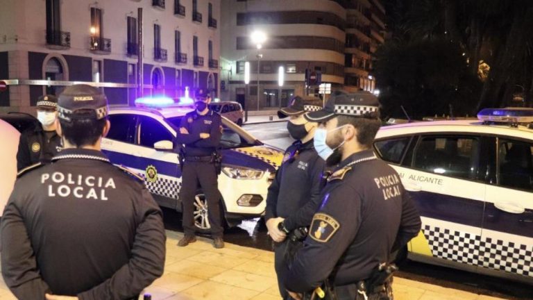 La Policía de Alicante impone 30 denuncias y disuelve siete fiestas