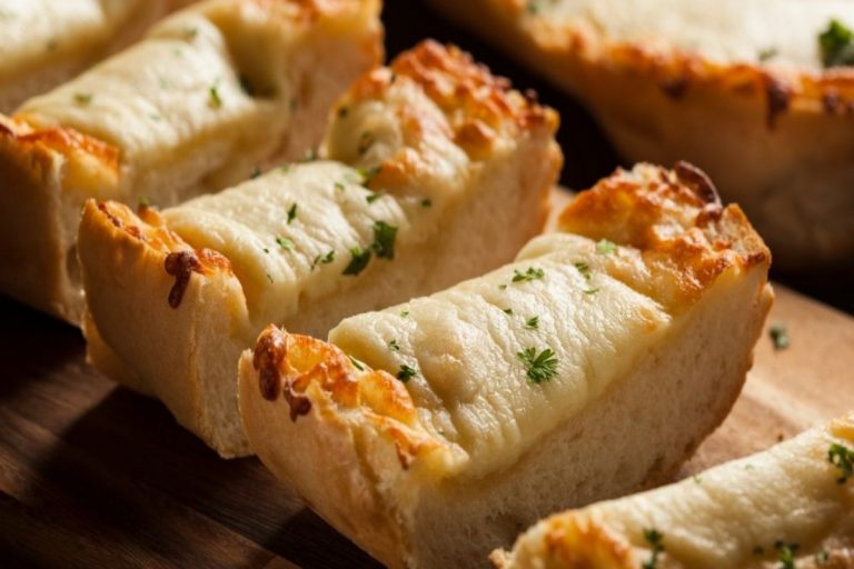 Sorprende esta Navidad con un pan de ajo con queso como entrante para tu cena
