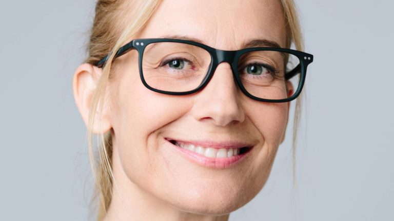 Investigadores desarrollan unas gafas que corrigen la presbicia automáticamente
