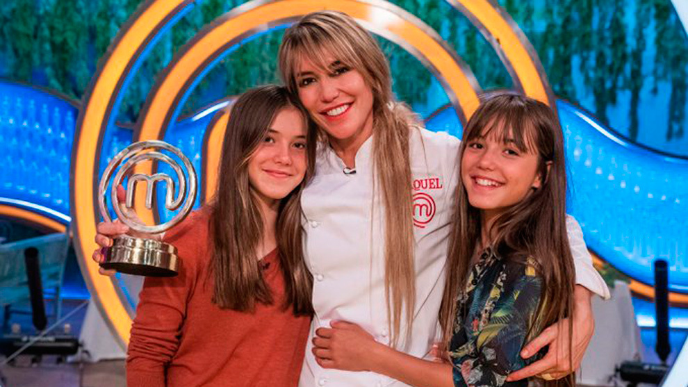 La Actriz Celebra El Título De Ganadora De Masterchef Junto A Sus Hijas.