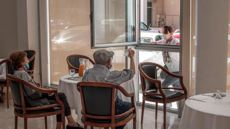 Las residencias valencianas permitirán salidas vacacionales y visitas en Navidad