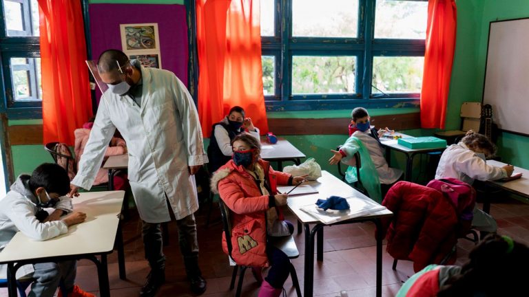 Extremadura trabaja en un plan de retorno a las aulas tras la Navidad