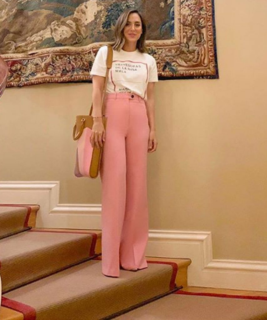 Falcó Posa Con Un Pantalón De Zara Y El Bolso De Reliquae, Demostrando Lo Anteriormente Dicho.