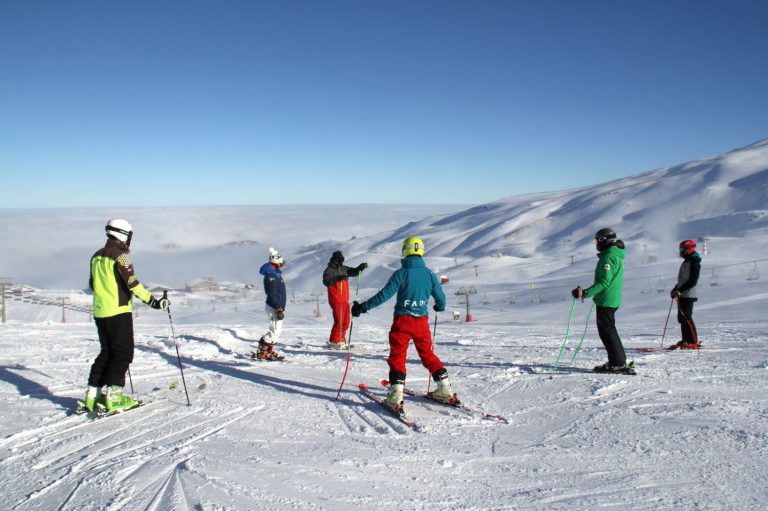 Sierra Nevada abrirá con aforo reducido en pistas