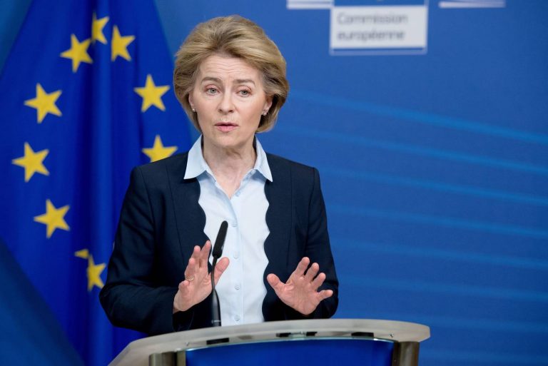 Von der Leyen pide a la UE empezar a vacunar el mismo día como señal de unidad