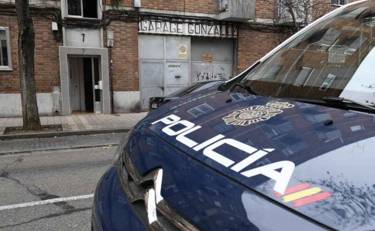 El ex guardia civil, que sigue atrincherado en Valladolid, forcejeó con uno de los ‘negociadores’