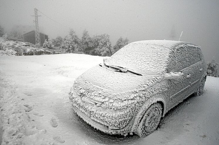 Un Coche Enterrado Por La Nieve