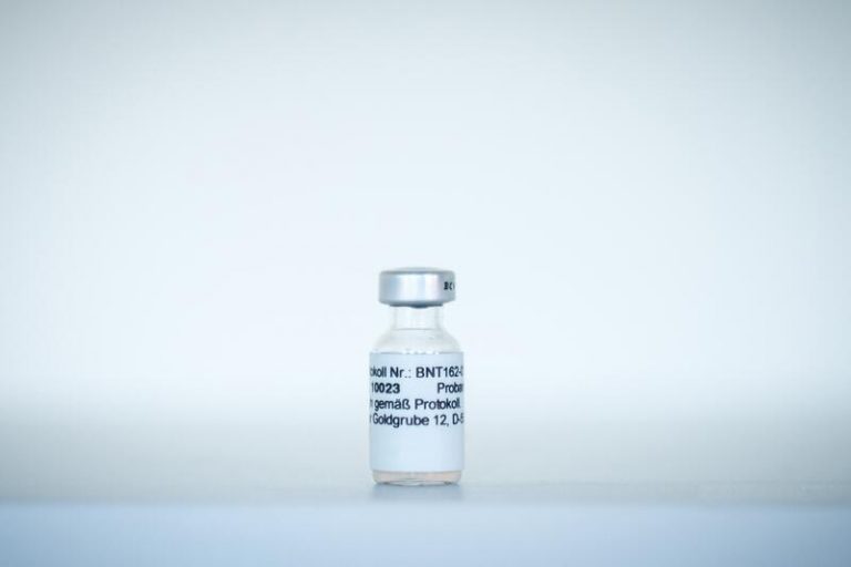 La OMS aprueba el uso de emergencia de la vacuna de Pfizer