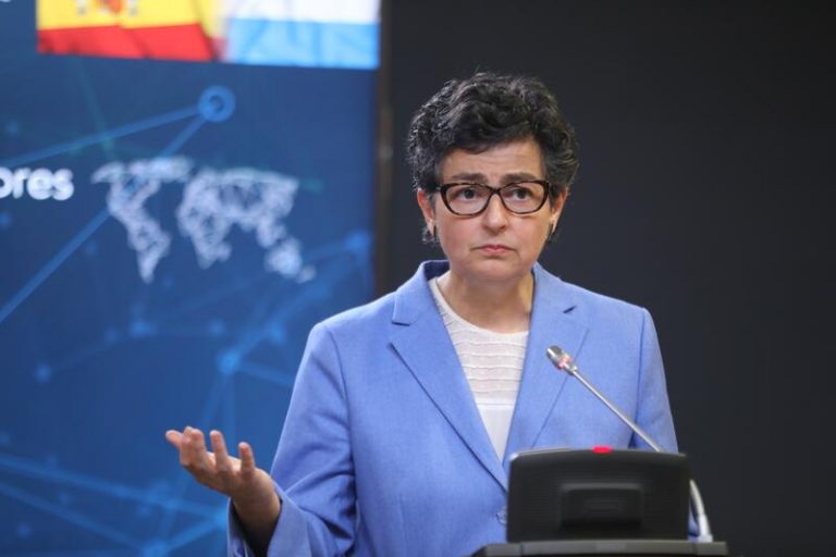 González Laya asegura que la base de Rota «no corre ningún peligro»