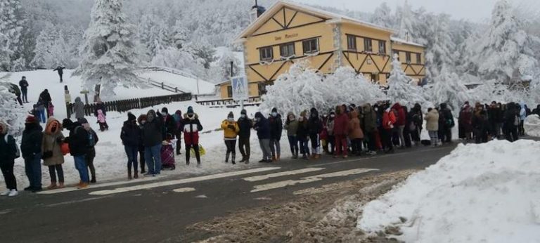La Guardia Civil vuelve a cortar la carretera al Puerto de Navacerrada