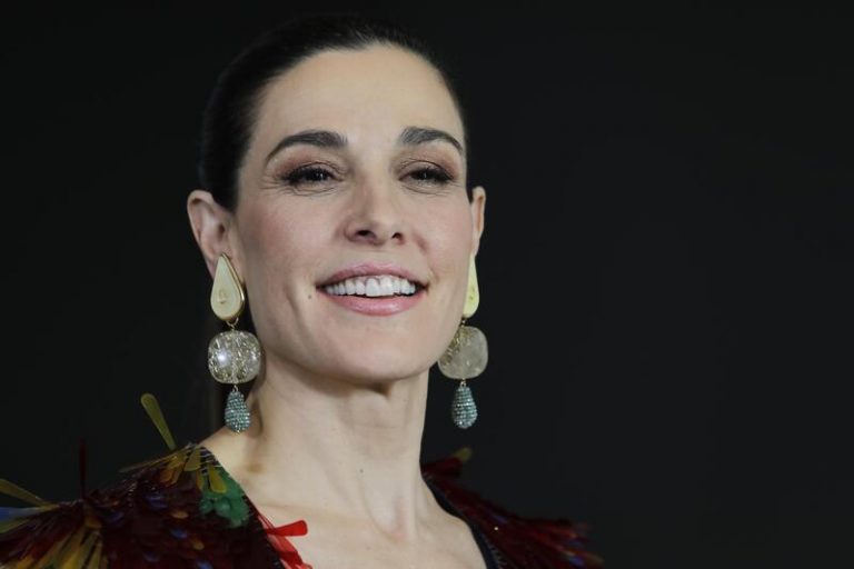 Raquel Sánchez Silva cumple 48 años volviendo a presentar ‘Maestros de la costura’