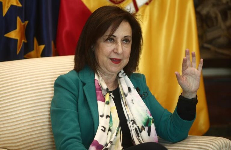 Robles acusa a Podemos de «cuestionar las instituciones» con el tema del emérito