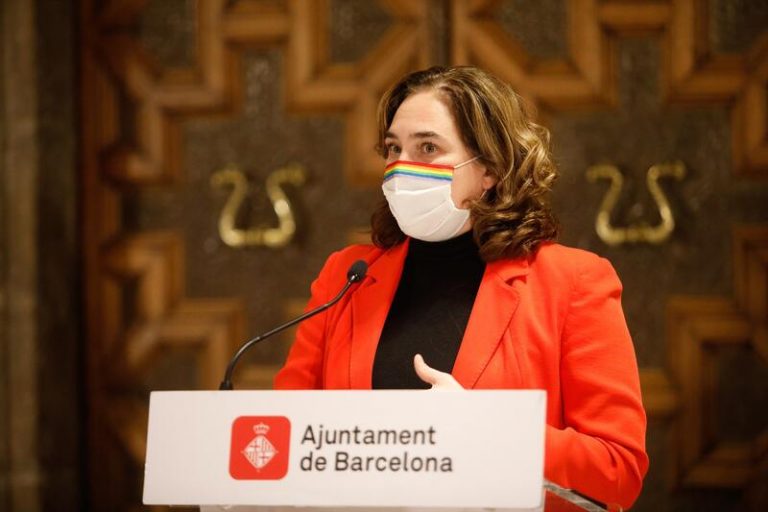 Colau dice que la Generalitat no responde sus llamadas para tratar los cortes de suministros